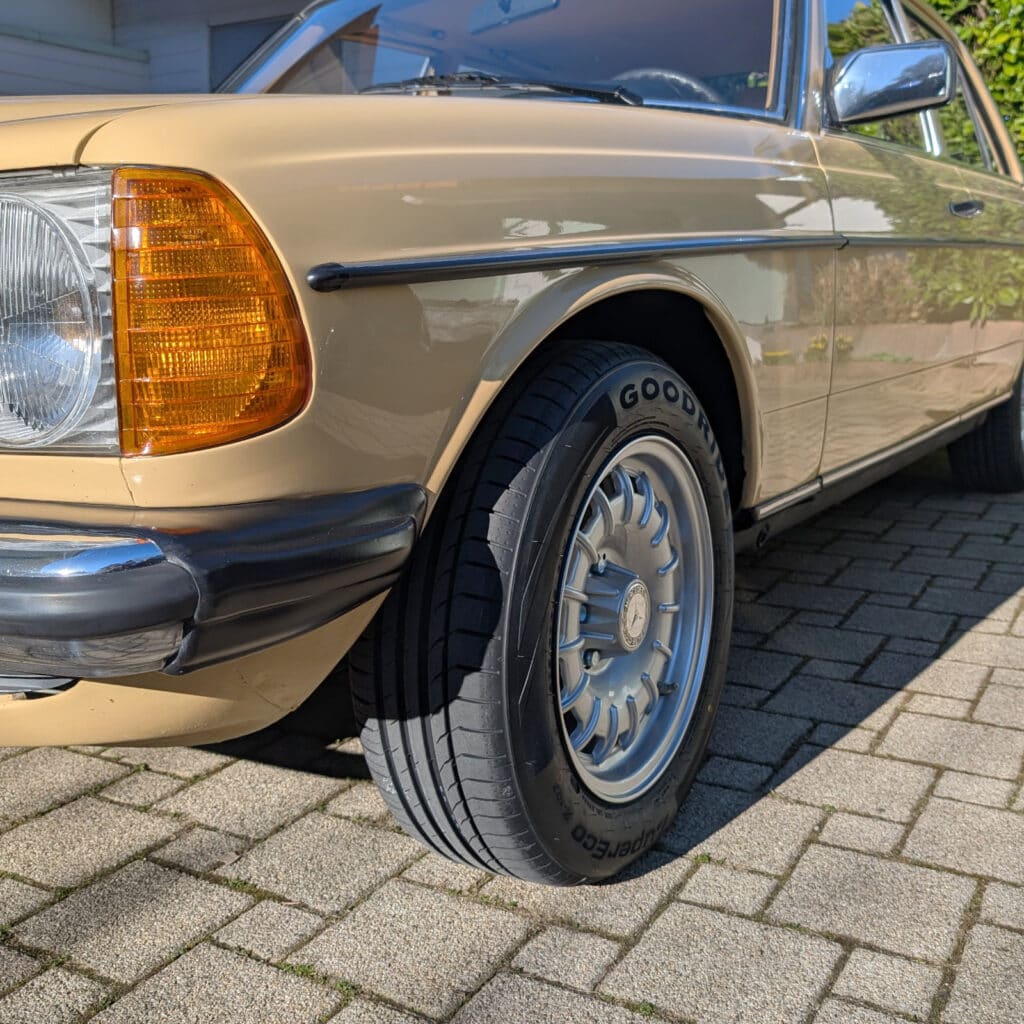 ART 000231 maxilite Alufelge Barock 7×15 ET23 auf Mercedes W123 vorne