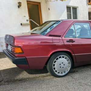 ART 000871 maxilite Alufelge Gullideckel 8×17 ET28 silber glanzgedreht TUeV Mercedes W201 190E mit HR 40mm Tieferlegungsfedern 1er Federgummis und rpmdepot Ausstellkit Heckansicht