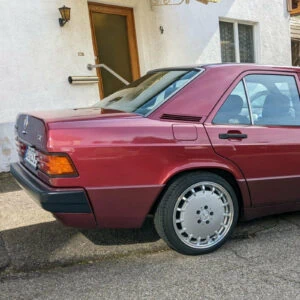 ART 000871 maxilite Alufelge Gullideckel 8×17 ET28 silber glanzgedreht TUeV Mercedes W201 190E mit HR 40mm Tieferlegungsfedern 1er Federgummis und rpmdepot Ausstellkit Heckansicht