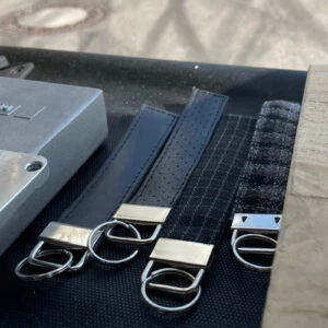 ART 000824 Schluesselanhaenger Leder glatt Mercedes 190E W201 W124 2
