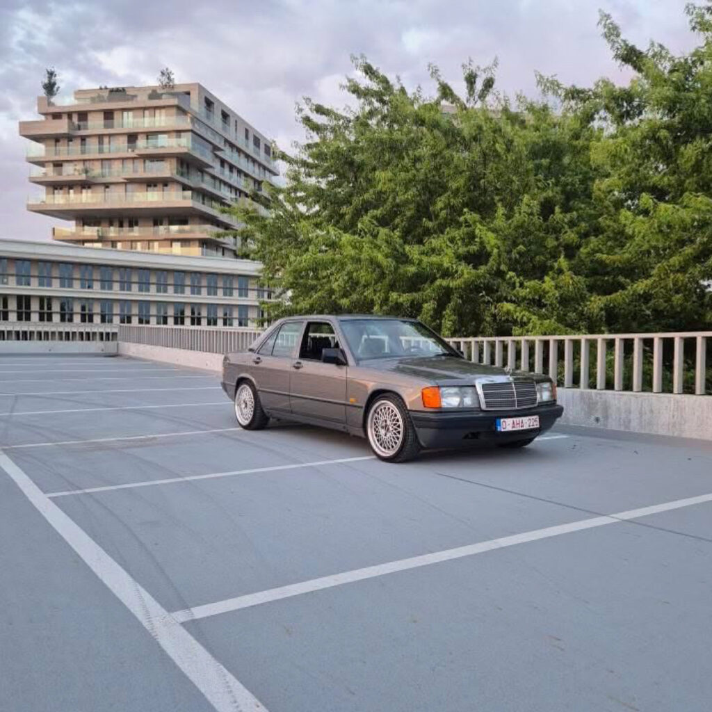 ART 001146 silberne Borbet B Kreuzspeichenfelge in 8×17 ET30 auf einem Mercedes W201 190E Totale