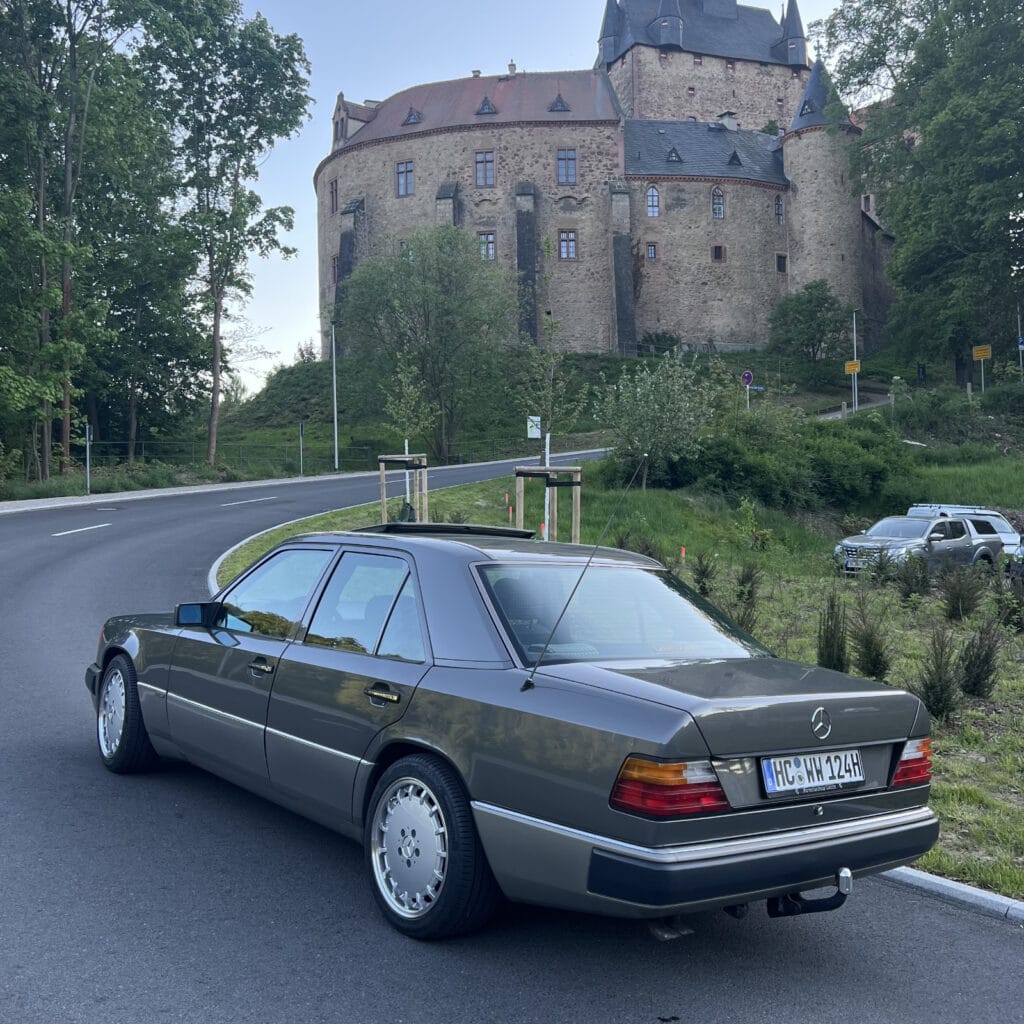 maxilite Gullideckel Wheel 8×17 ET34 Silver Glossy TÜV Mercedes W201 190E, W124, R129, W126, W123 3 ART 000166 Mercedes W124 Limousine mit maxilite 17 Zoll Gullideckeln mit Nabendeckeln und 22545 R17 Bereifung in Kombination mit Sportline Tieferlegungsfedern auf rpm depot.de kaufen