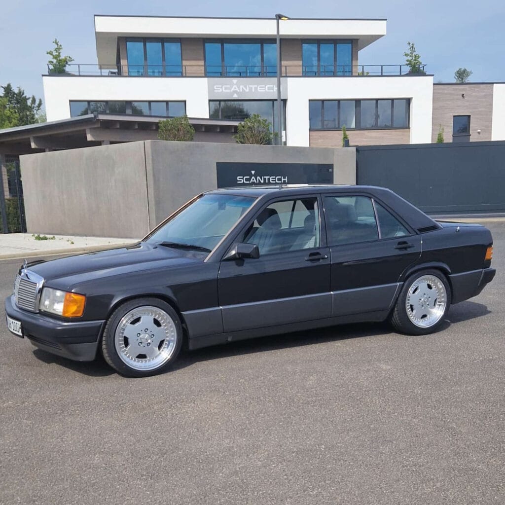 maxilite Alufelge Aero 3 8x17 ET34 Mercedes W201 W124 W202 3 ART 001823 maxilite Alufelge Aero 3 8×17 ET34 auf 199 blauschwarzem Mercedes W201 190E mit 215er und 225er 17 Zoll Reifen Seitenansicht