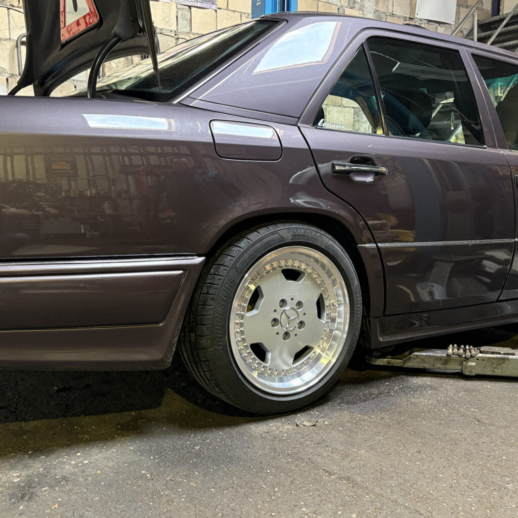 ART 001823 maxilite Alufelge Aero 3 8×17 ET34 auf Mercedes W124 mit Standardkarosse hinten mit 5mm Spurplatte