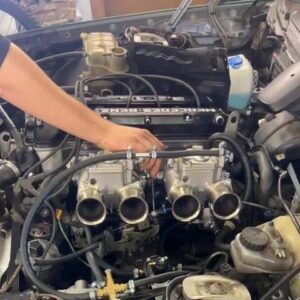 Weber Vergaseranlage M102 16V im Mercedes 190E Motorraum
